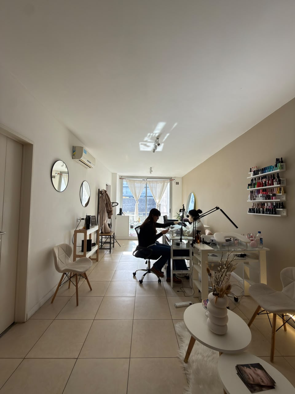 Celi trabajando en CH Beauty Studio